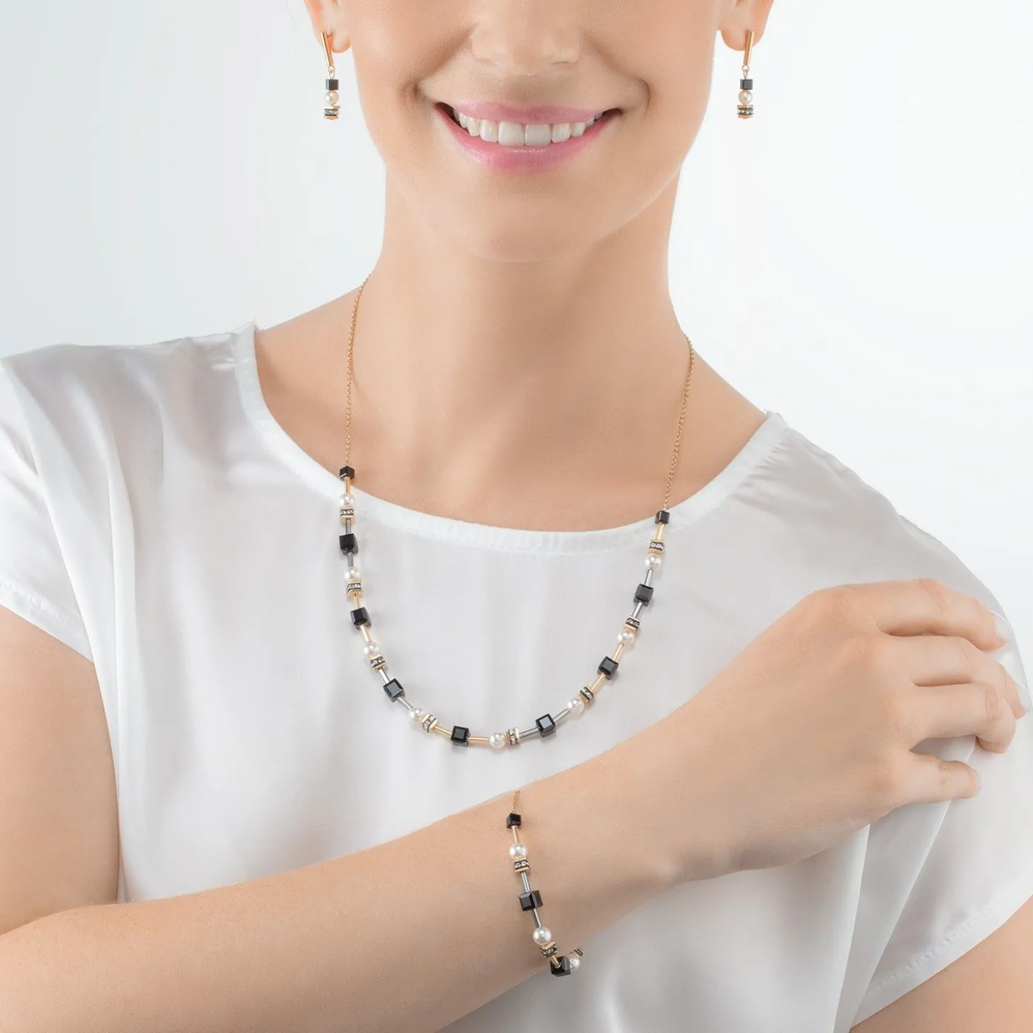 COEUR DE LION Geocube® Armbänder-Armband Mysterious Cubes & Pearls Gold-Schwarz