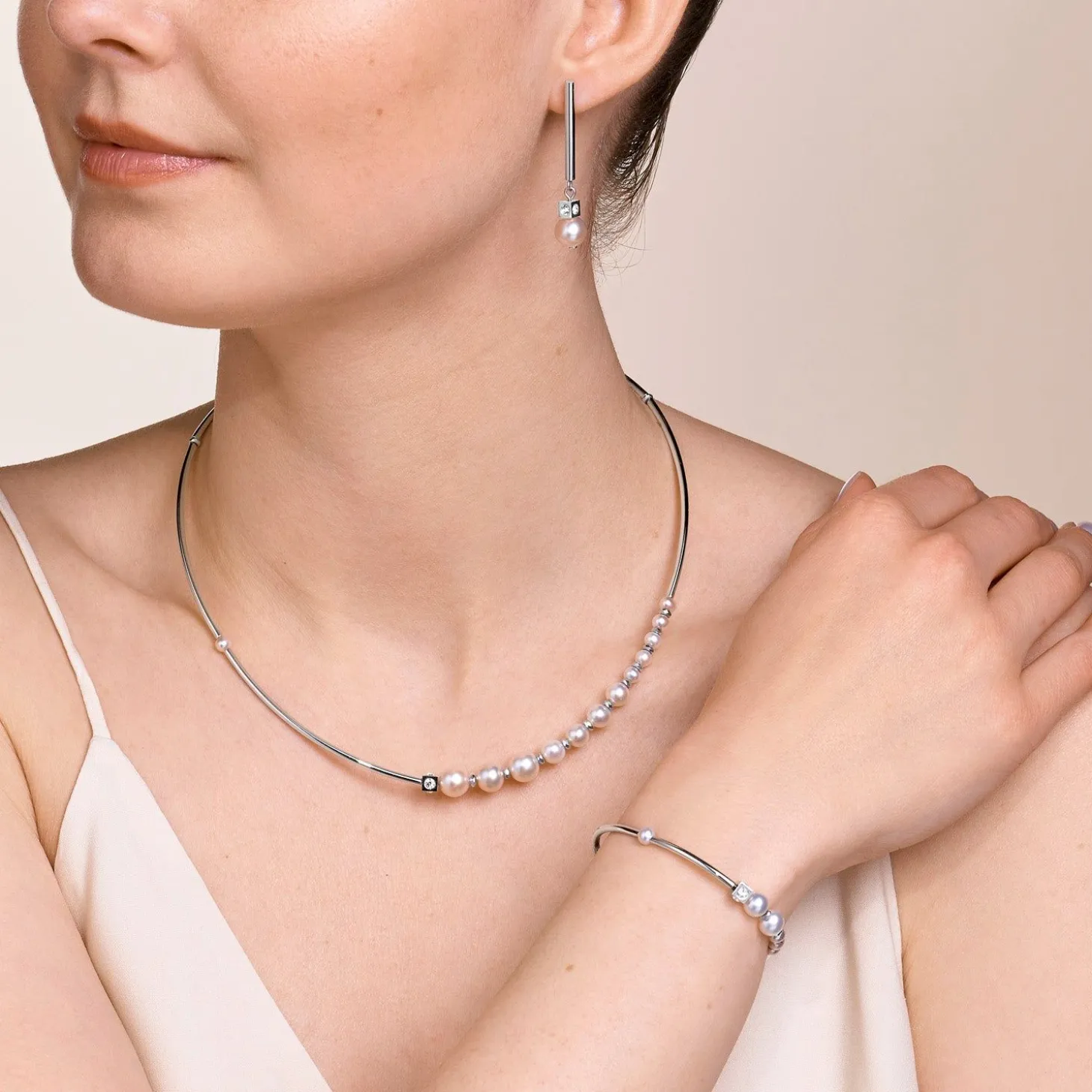 COEUR DE LION Perlenketten-Halskette Asymmetrie Süßwasserperlen & Edelstahl Weiß-Silber